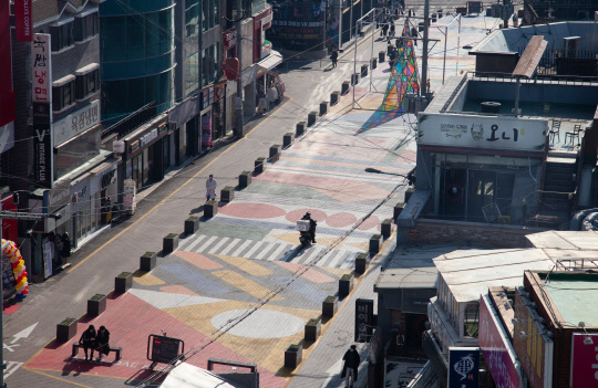21일 오후 서울 마포구 홍대거리가 한산한 모습이다. 이날 서울시는 23일 0시부터  5인 이상 집합금지 행정명령을 내린다고 발표했다.  <연합뉴스>